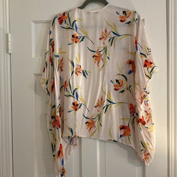 Forever 21 S top with floral pattern. Worn once. Open front - Picture 3 of 3